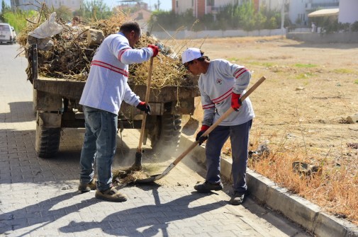 Belediyemiz Temizlik İşleri Müdürlüğü ekiplerince İlçemiz genelinde çevre düzenleme, yıkama ve çevre temizliği çalışmaları gerçekleştiriliyor.