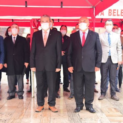 Belediye Başkan Vekilimiz Bilgehan Oğuz, 24 Kasım Öğretmenler Günü dolayısıyla ilçemiz Cumhuriyet Meydanı’nda düzenlenen Atatürk anıtına çelenk sunma törenine katıldı. 