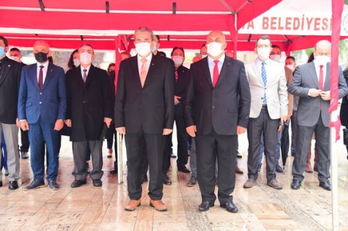 Belediye Başkan Vekilimiz Bilgehan Oğuz, 24 Kasım Öğretmenler Günü dolayısıyla ilçemiz Cumhuriyet Meydanı’nda düzenlenen Atatürk anıtına çelenk sunma törenine katıldı. 