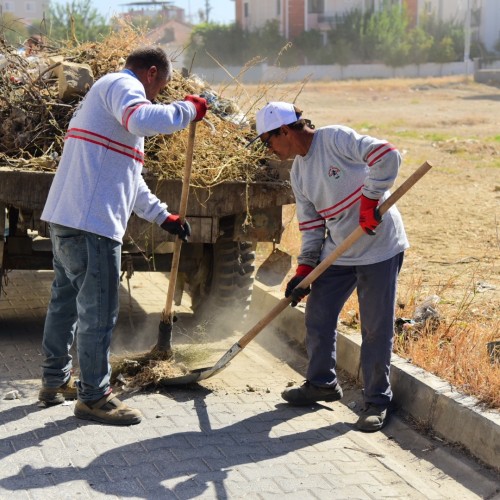 Belediyemiz Temizlik İşleri Müdürlüğü ekiplerince İlçemiz genelinde çevre düzenleme, yıkama ve çevre temizliği çalışmaları gerçekleştiriliyor.